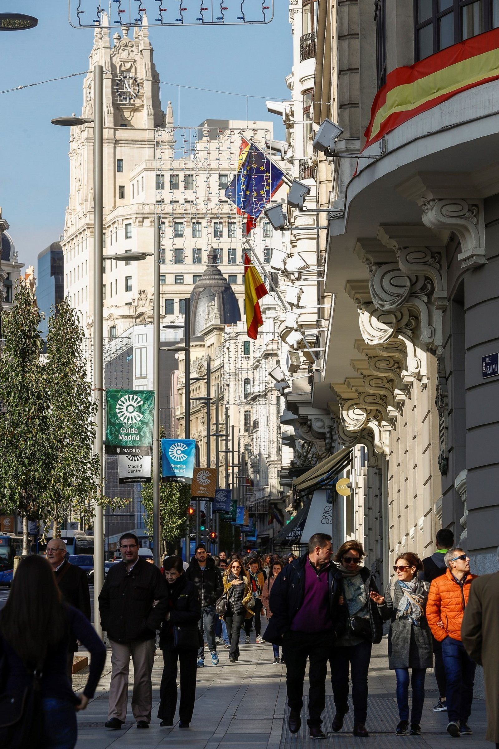 Peatones pasean por la nueva Gran Vía