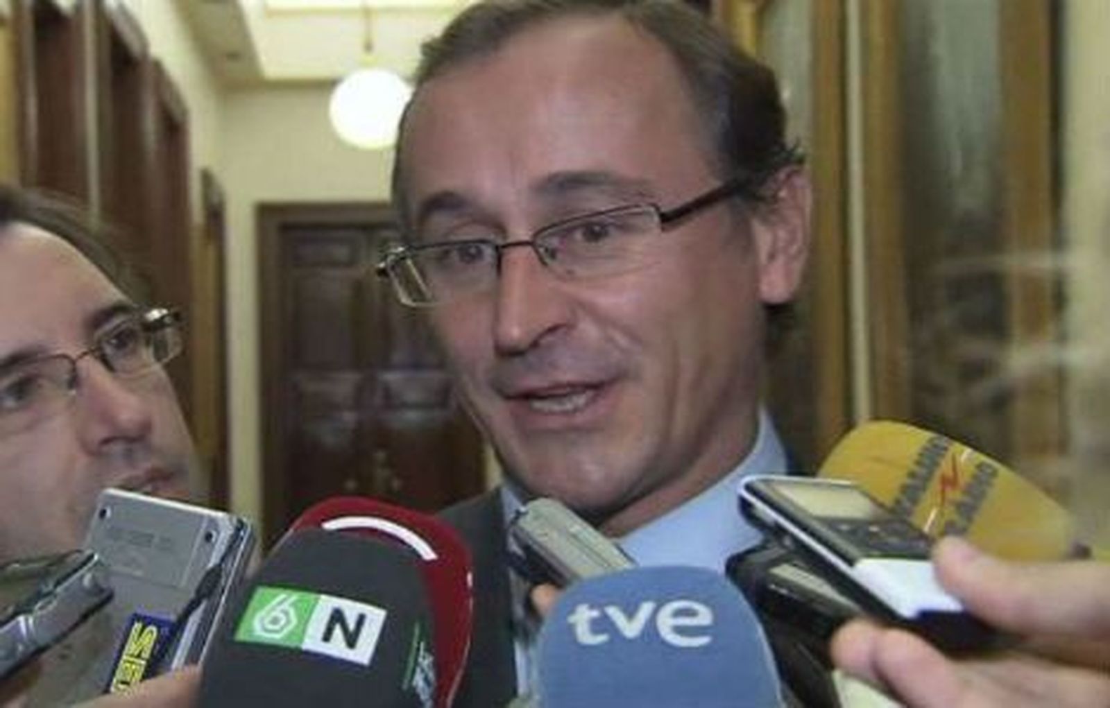 El PP precisa que el sucesor debe decidirlo el grupo parlamentario y las direciones regional y nacional