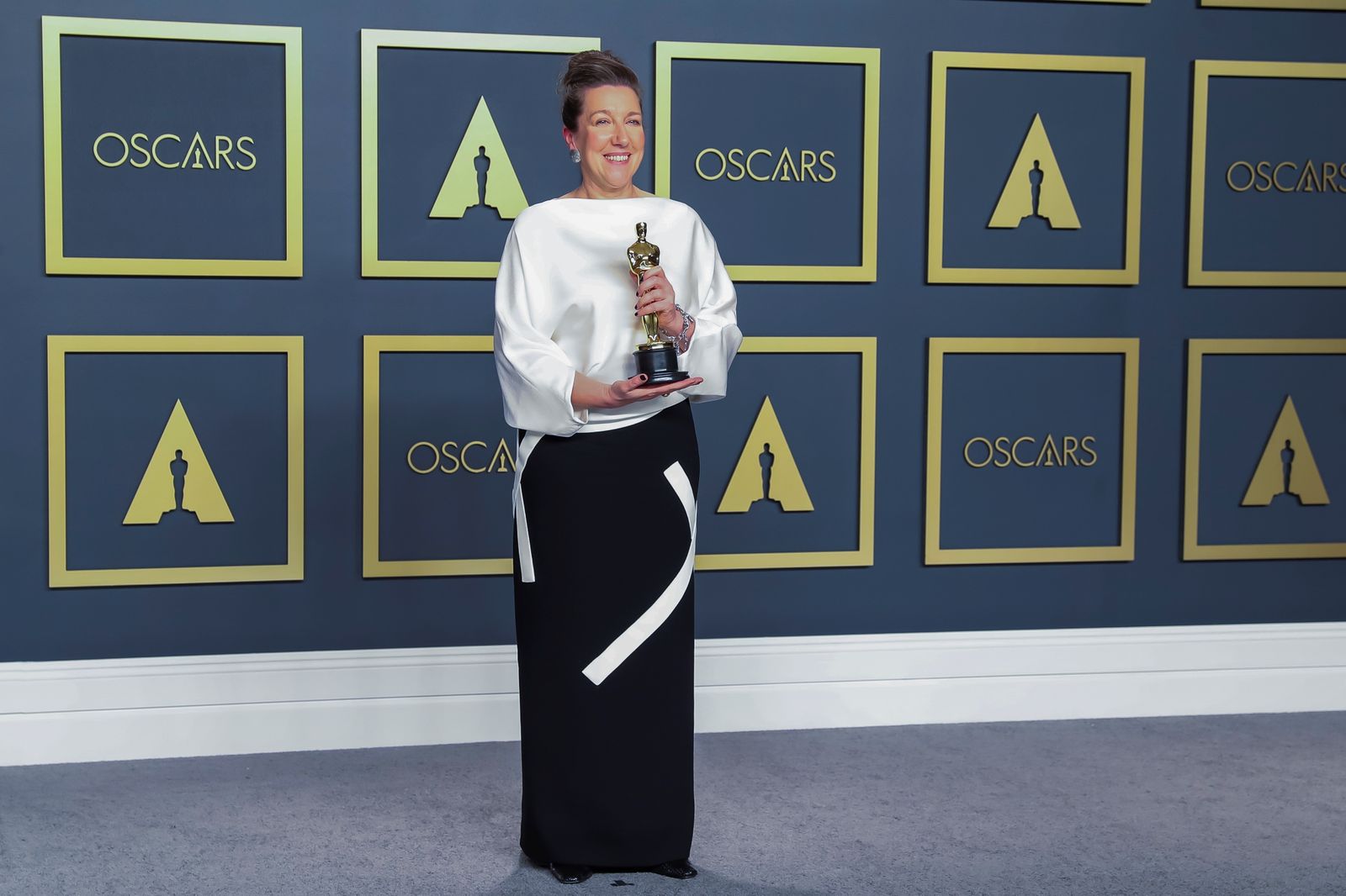 Jaquline Durran con su Oscar a Mejor dinseño de vestuario