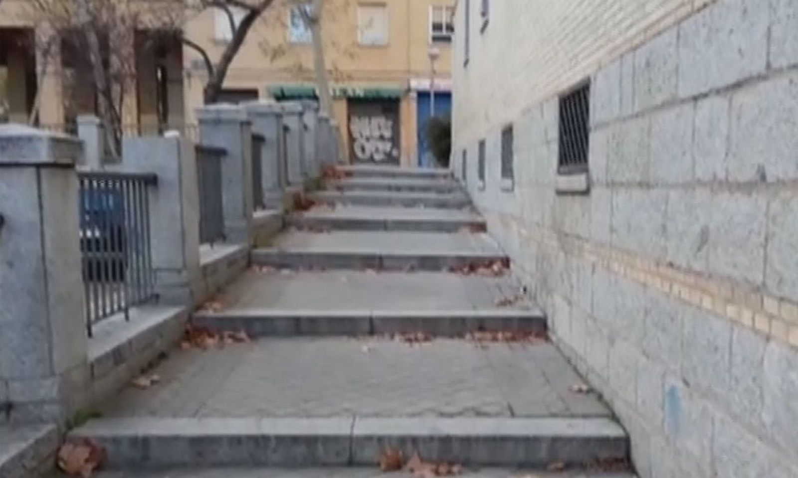 Recorre un kilómetro con su madre en silla de ruedas para salir de casa por falta de rampa y aceras adaptadas