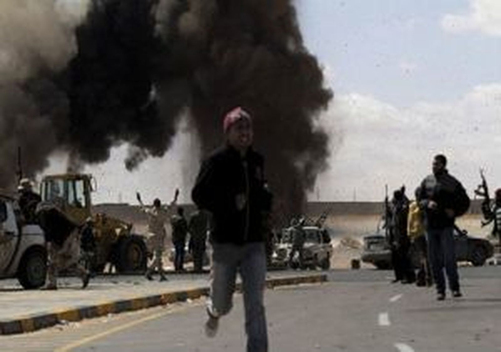 Rebeldes libios y leales a Gadafi luchan por hacerse con la ciudad de Sirte