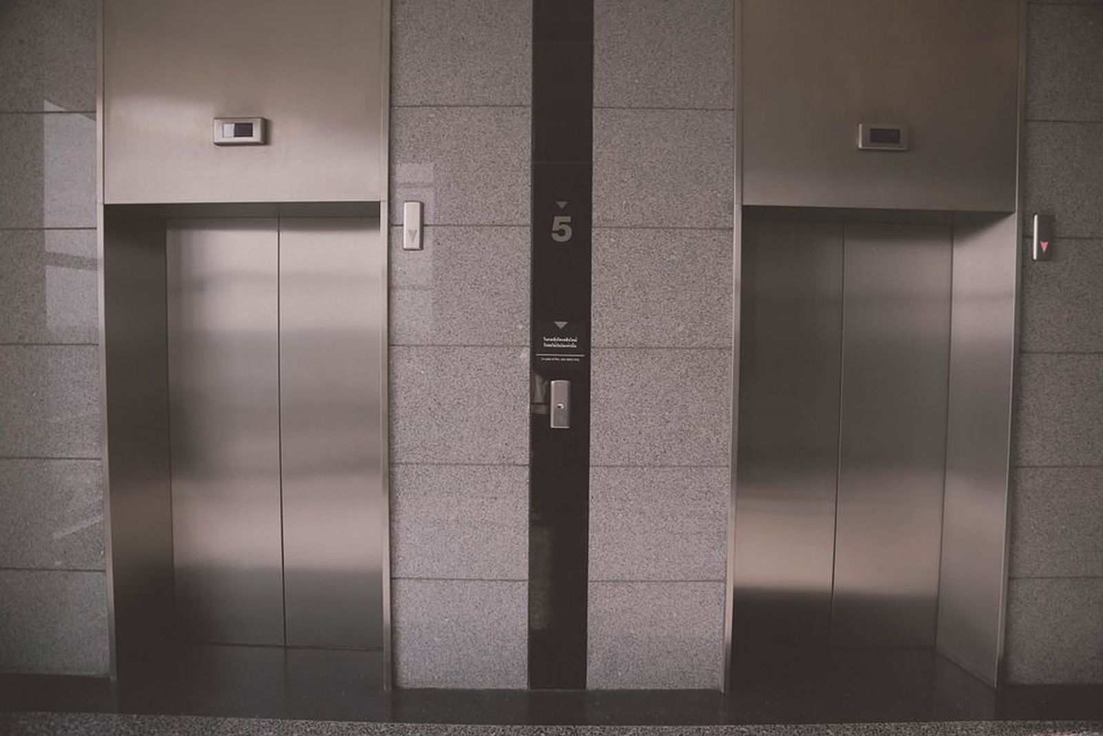 ¿Hay que llevar mascarilla en el ascensor y otras zonas de la comunidad de vecinos?