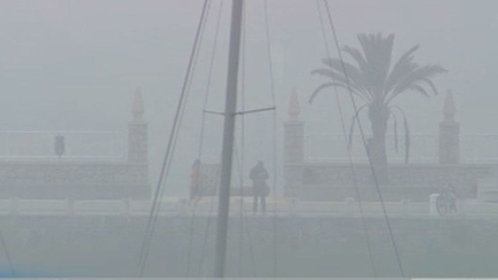 Cancelados cuatro vuelos y retrasos en el aeropuerto de Bilbao por la niebla