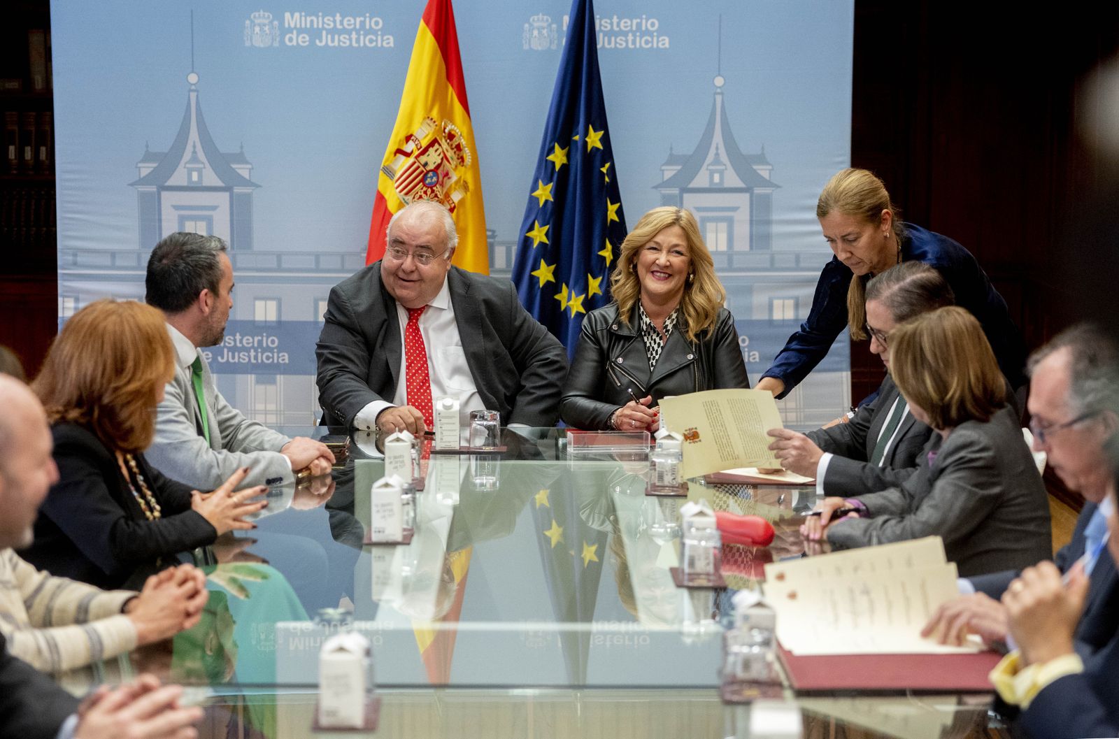 En el centro, el secretario de Estado de Justicia, Tontxu Rodríguez y la secretaria de estado de Función Pública, Lidia Sánchez, presiden una reunión del CGPJ para firmar el acuerdo de jueces y fiscales con Justicia