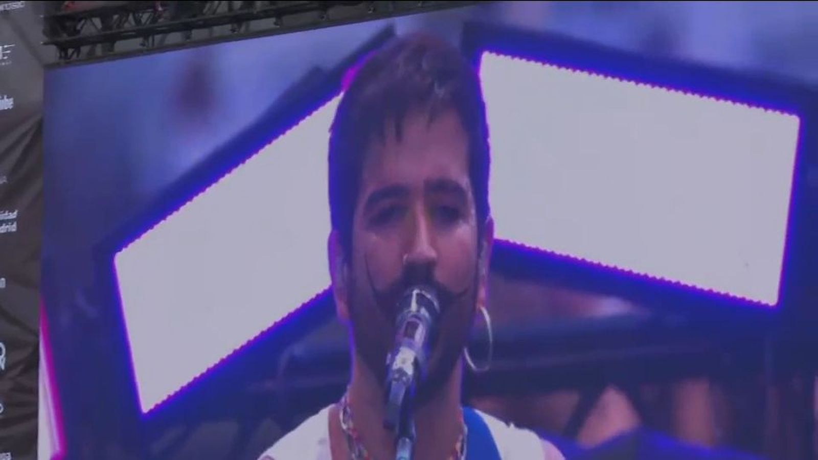 Así vive Madrid, en directo, el concierto gratuito de Camilo por el Día de la Hispanidad