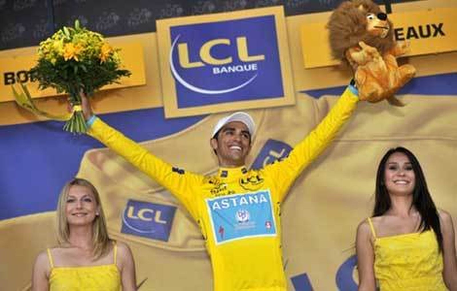 Contador en el podium del Tour de Francia