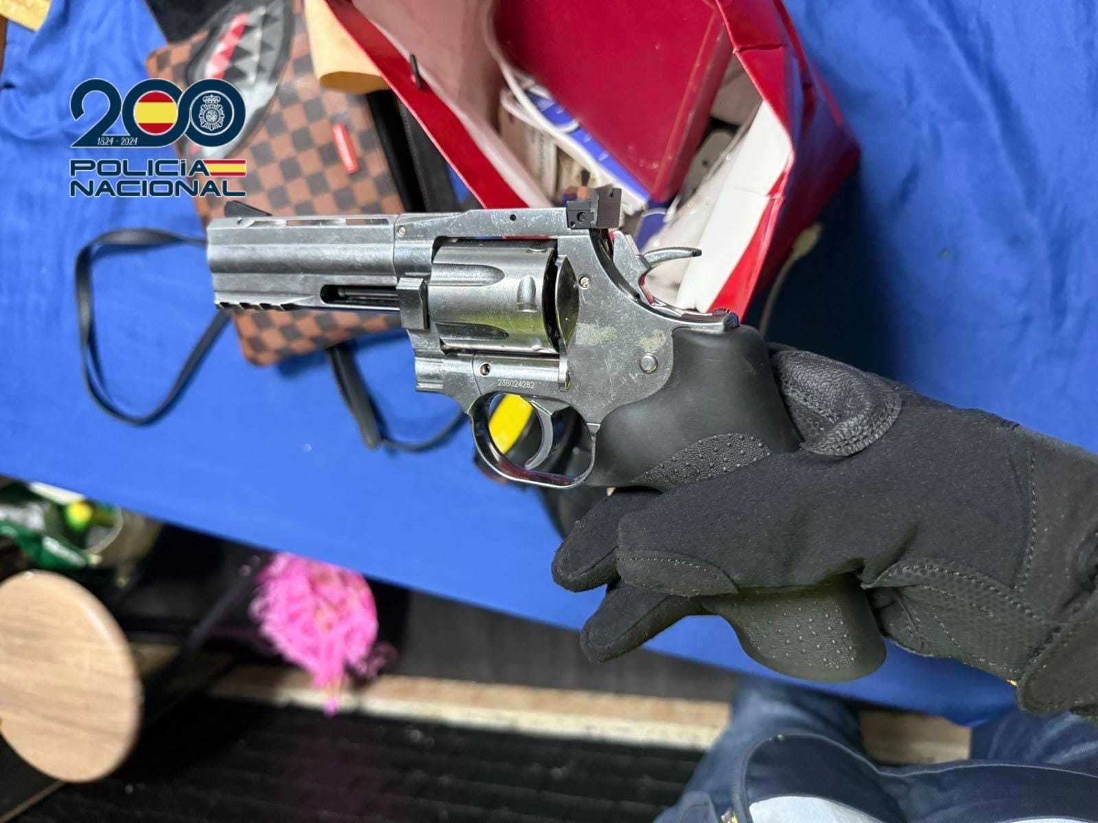 Revólver incautado por la Policía
