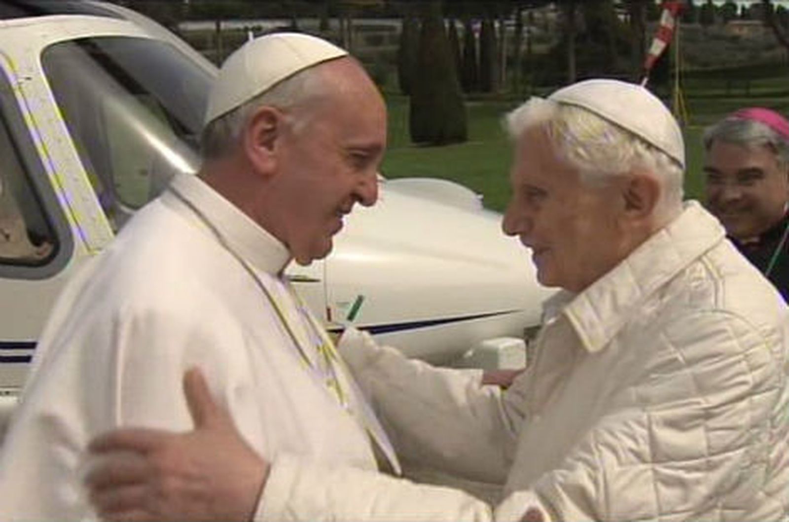 Benedicto XVI rompe su silencio para hablar sobre su papado y sobre Francisco