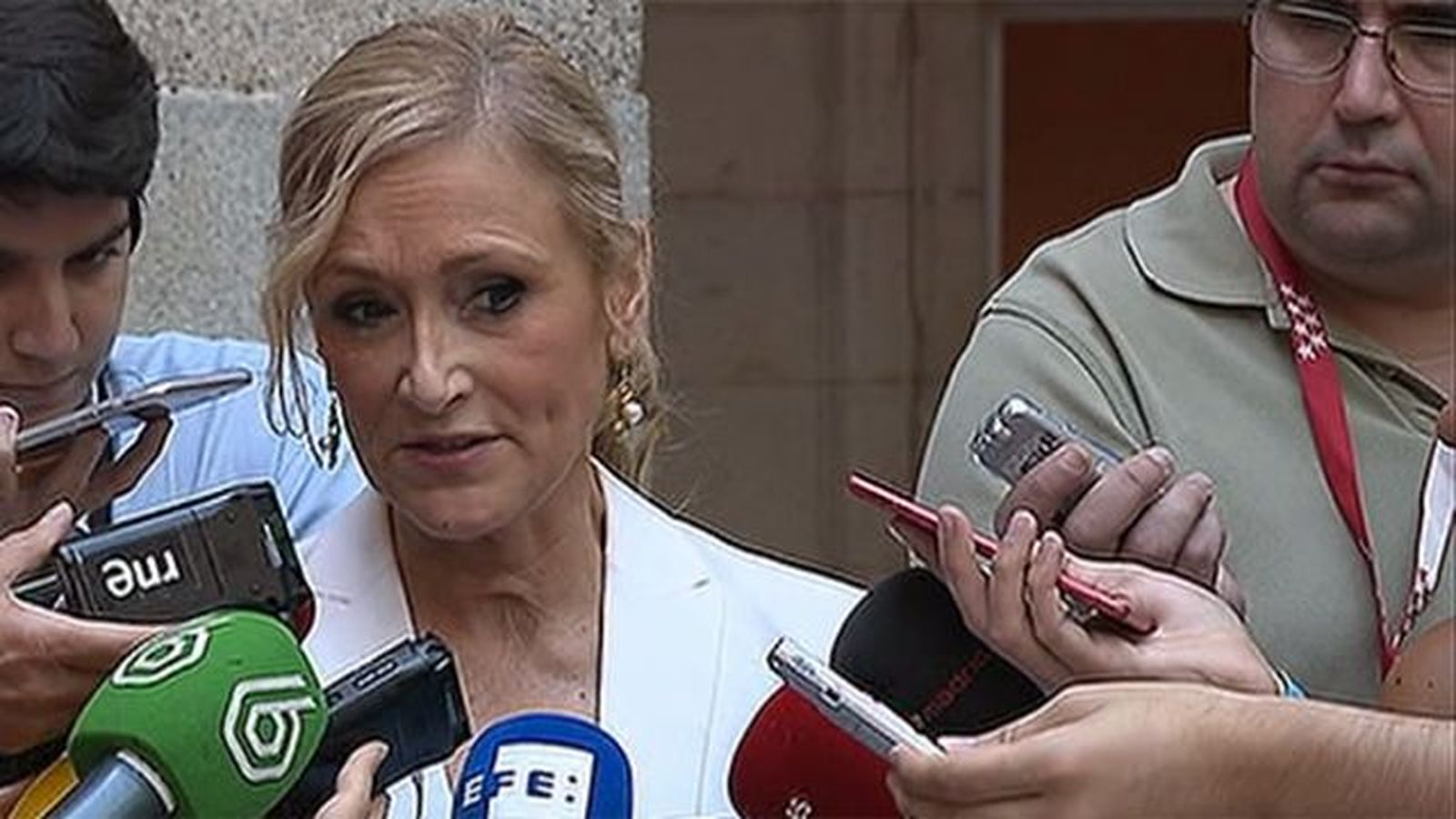 Cifuentes advierte de que los españoles que voten al PSOE votarán a Podemos