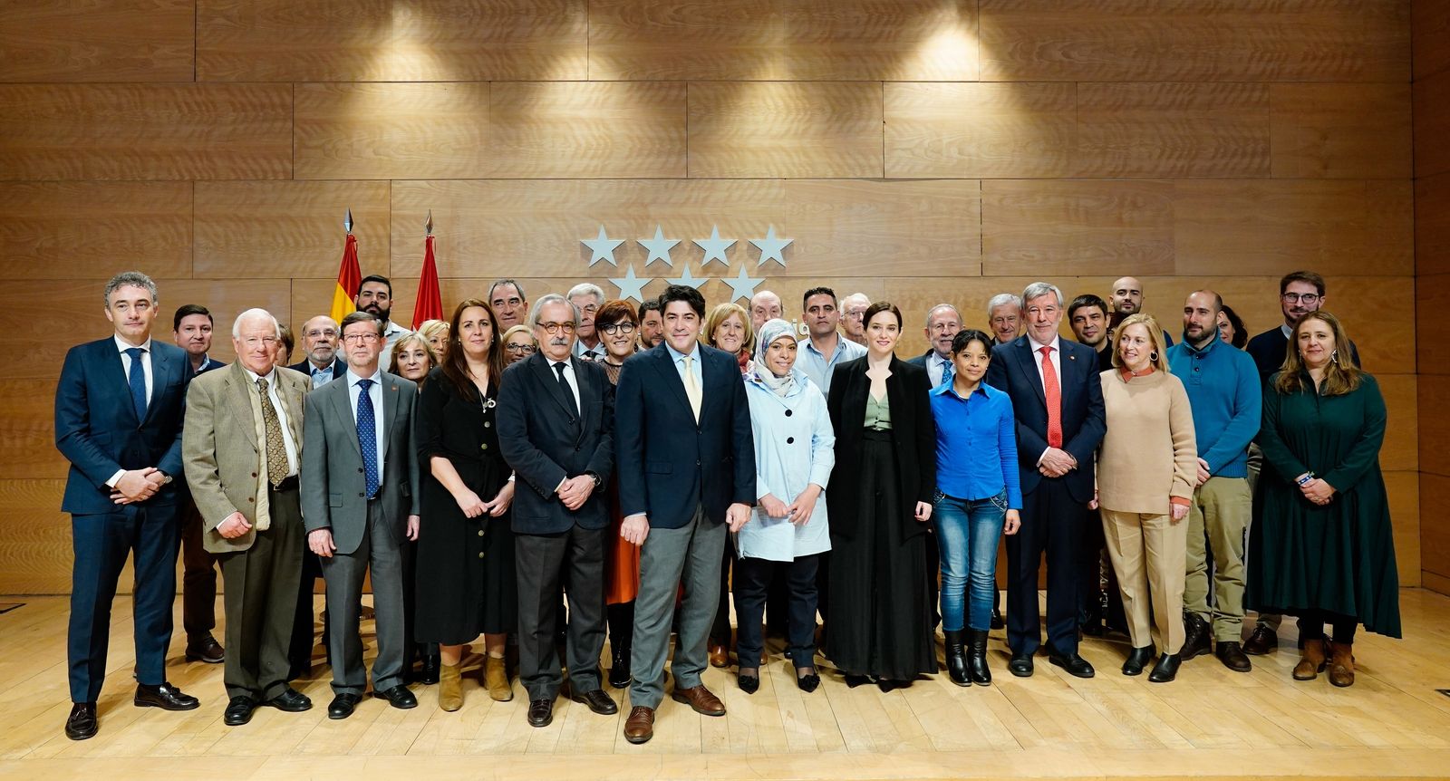 Foto de familia de la firma del acuerdo entre la Comunidad de Madrid y Cáritas