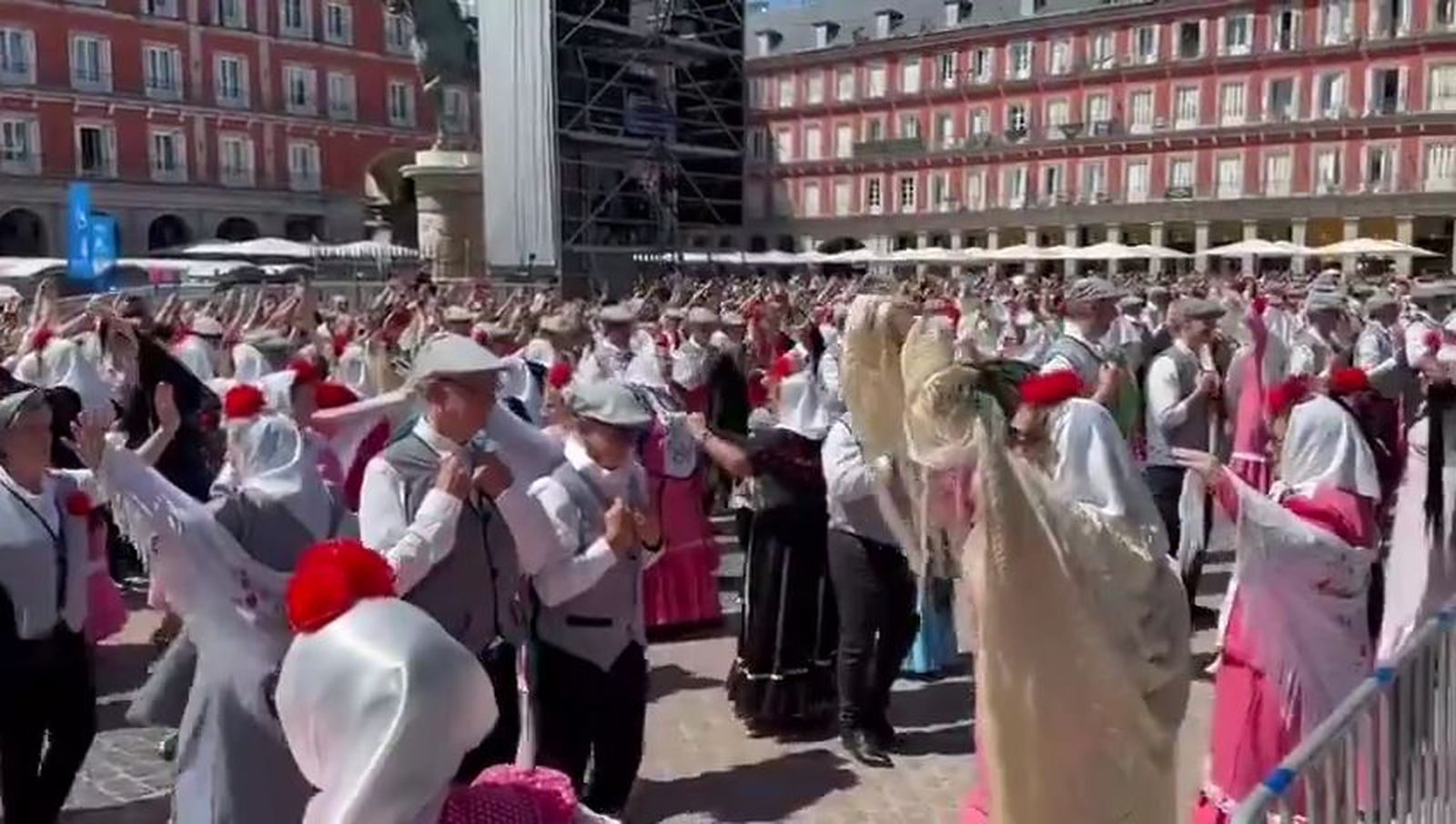 Baile de chulapos en la Plaza Mayor por San Isidro