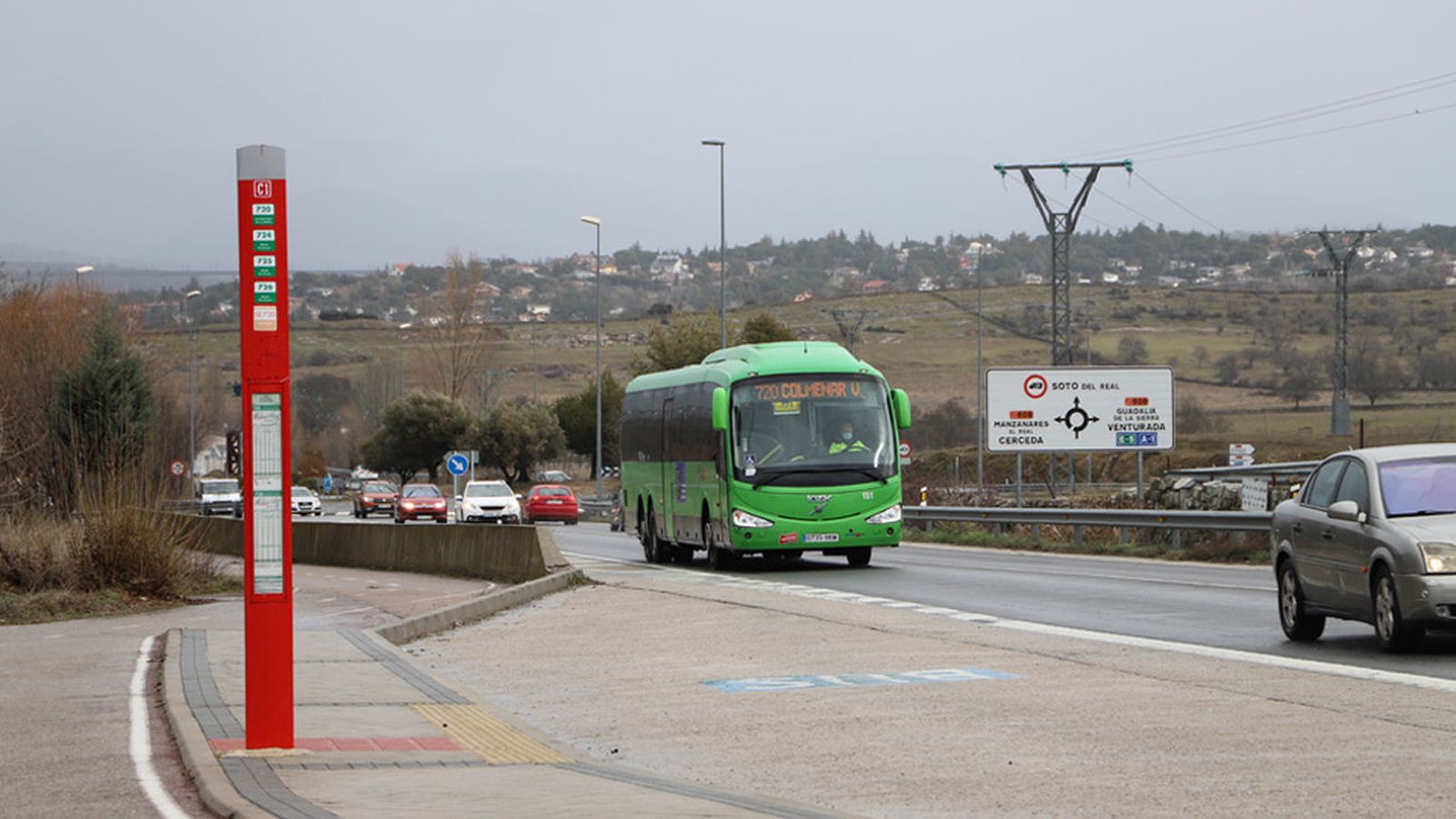 Un autobús de la línea 720 cerca de una parada en la carretera M-862