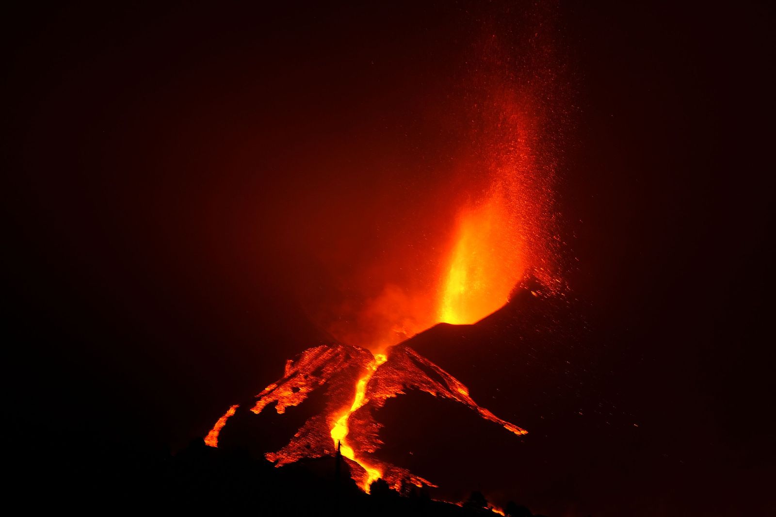 Las nuevas coladas de lava, más rápidas, amenazan nuevas zonas residenciales y productivas de La Palma