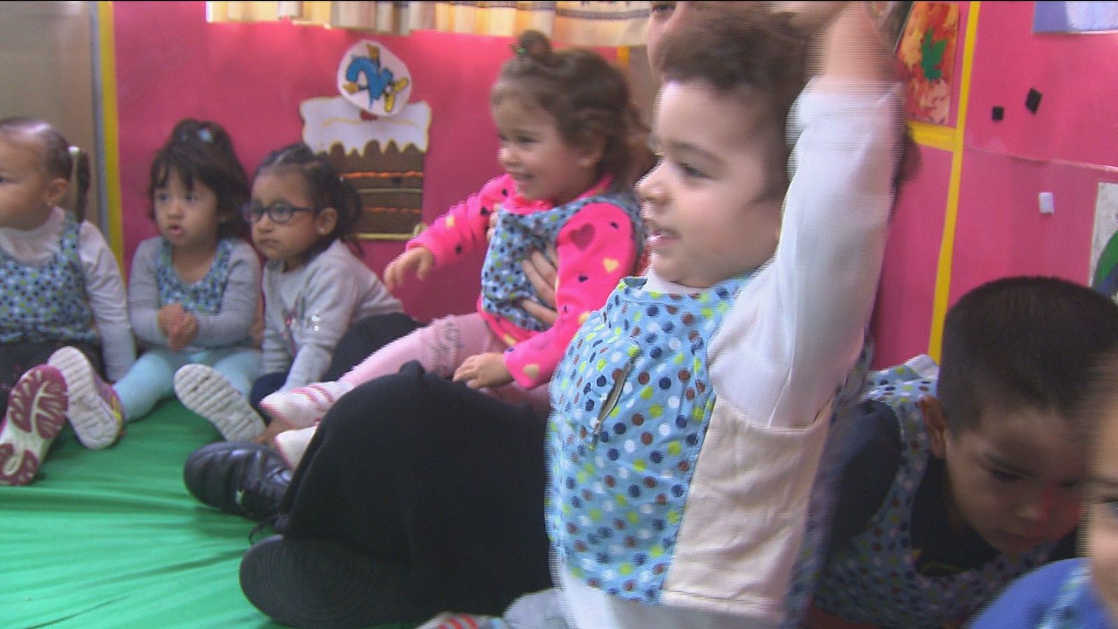 El chaleco que pretende convertir en bilingües a los niños desde la guardería