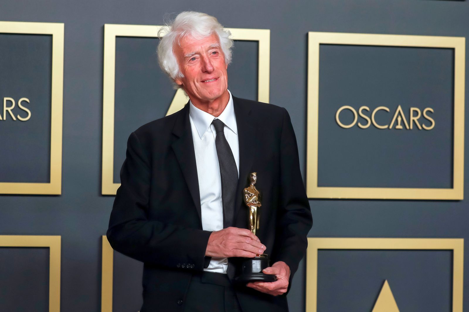 Roger Deakins con el Oscar a Mejor Fotografía en 1917