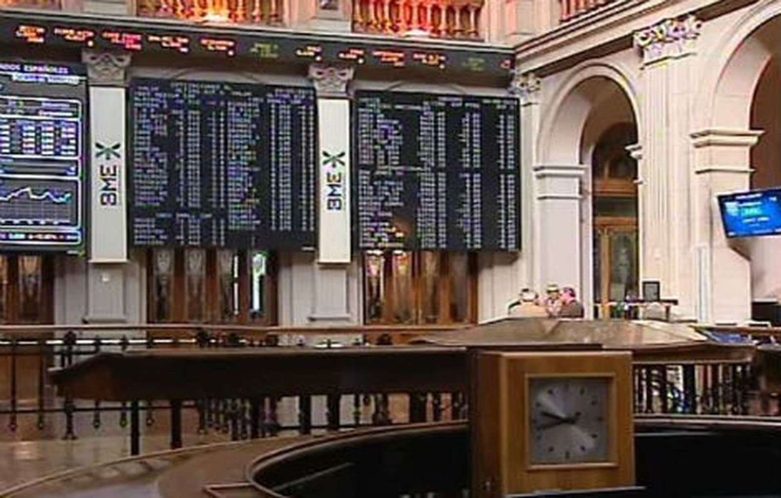 España coloca 4.574 millones en bonos al menor interés desde 2009
