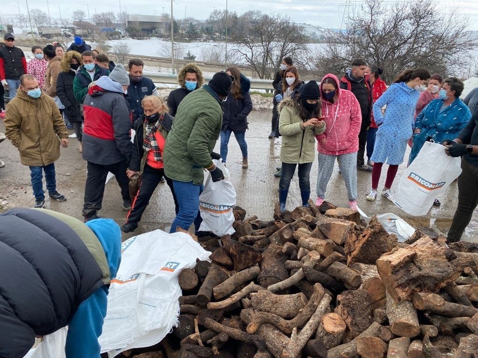Entrega de leña en Cañada Real durante el invierno de 2020 para calentar las casas