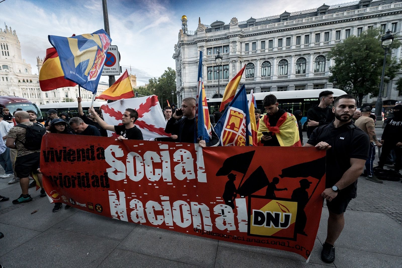 Un grupo de personas se manifiesta con la Plataforma Indignados por España