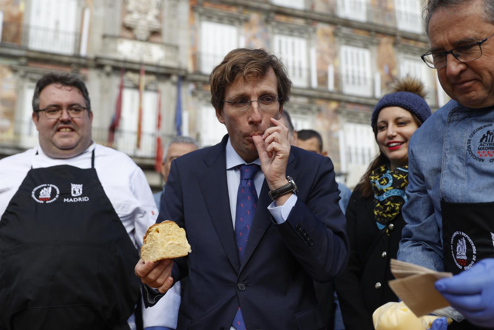 El alcalde de Madrid, José Luis-Martínez Almeida, degustando un trozo de corona de la Almudena