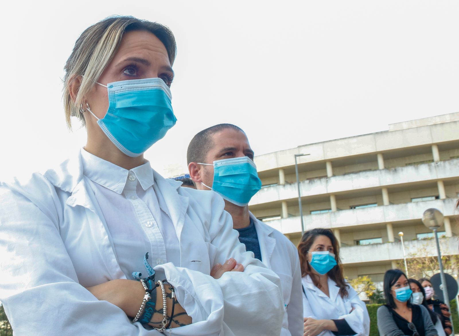 Médicos a la puerta de un hospital