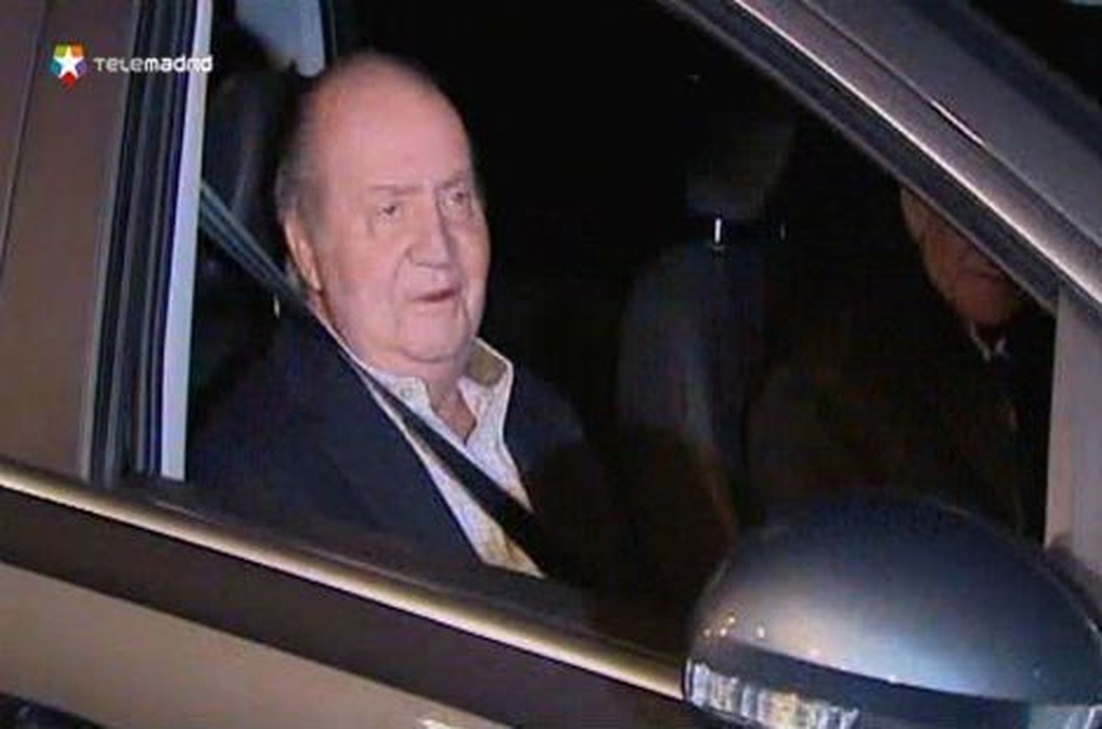 El rey está "muy bien" y se lo tomará con calma, dice al salir del hospital
