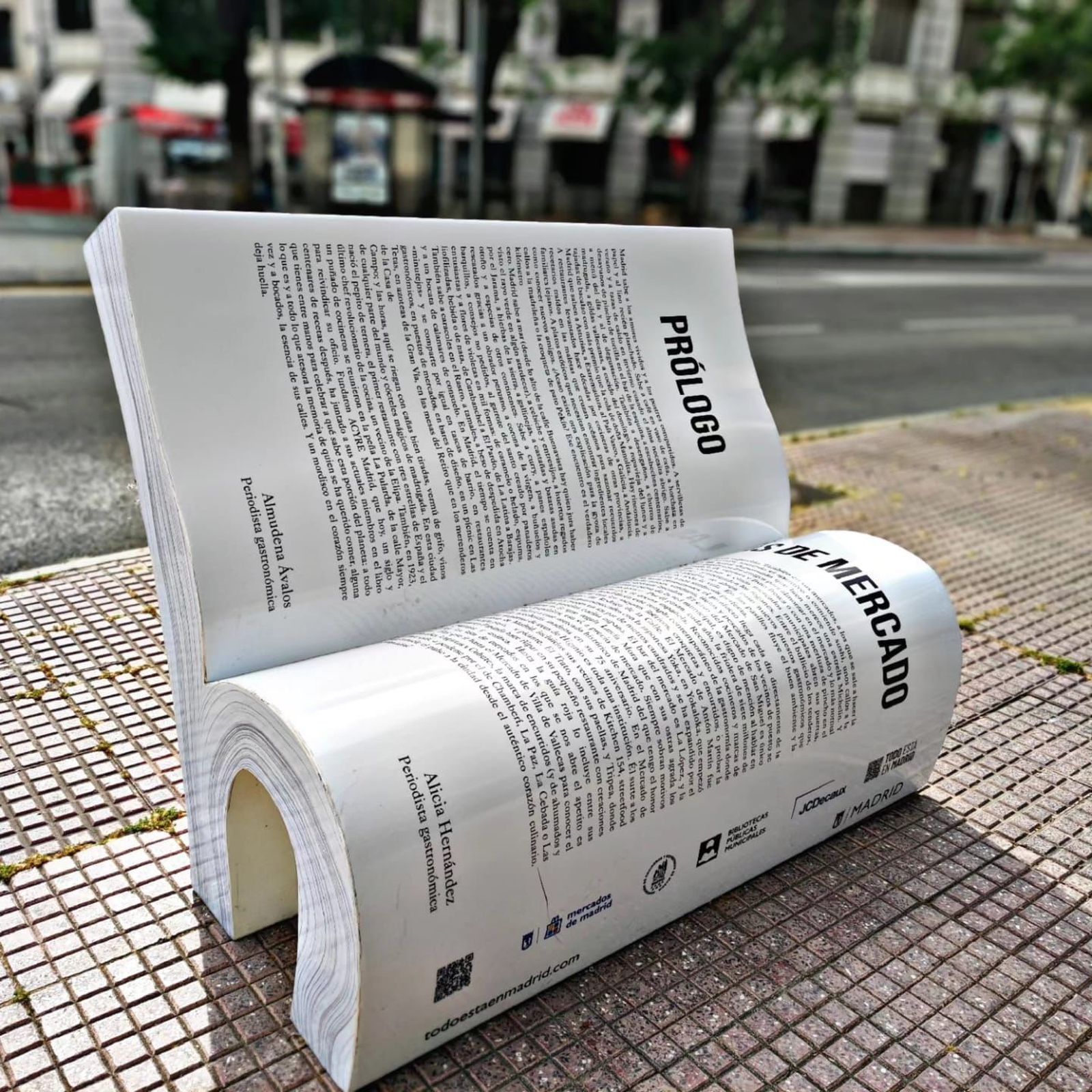 Uno de los bancos con forma de libro instalado en una calle de Madrid