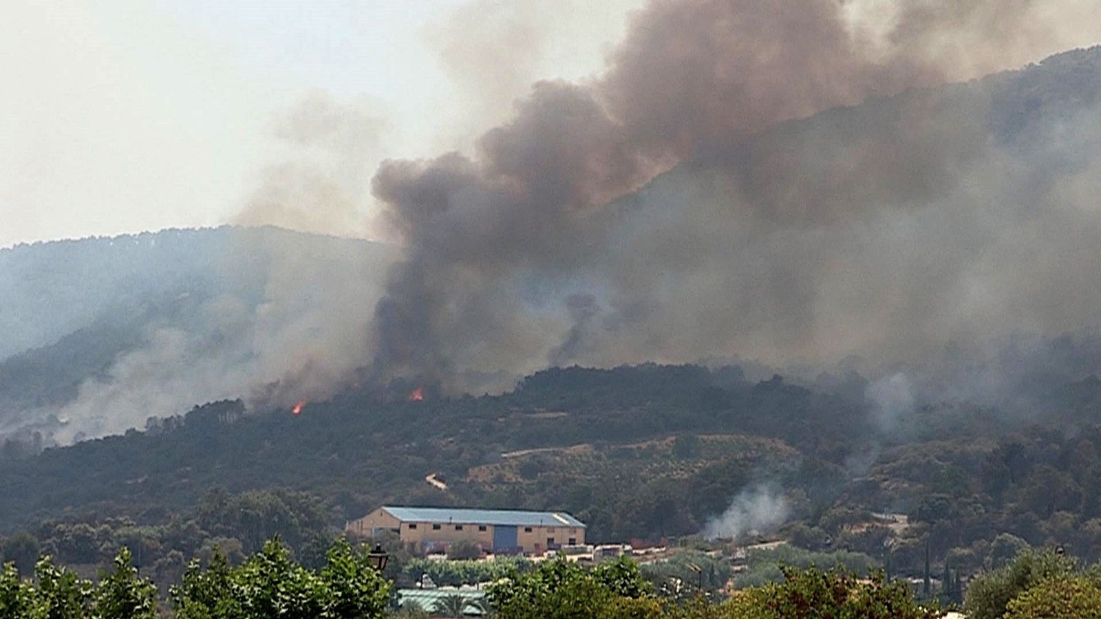 Se reaviva un foco del incendio en Cadalso de los Vidrios y se complica su control