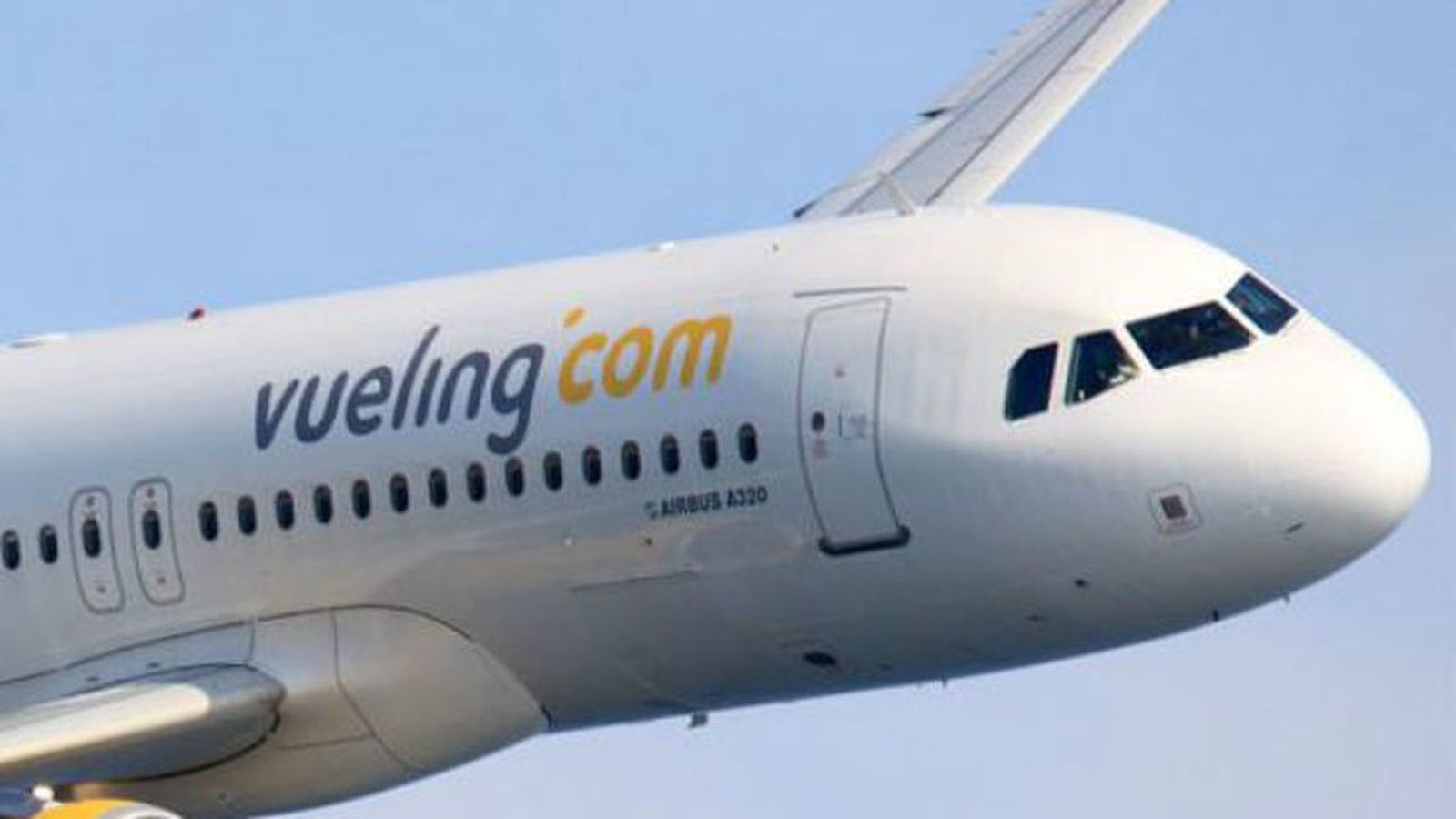 El Ministerio de Consumo  multa a cuatro compañías aéreas low cost por cobrar por el equipaje de mano o por reservar asientos contiguos en el avión