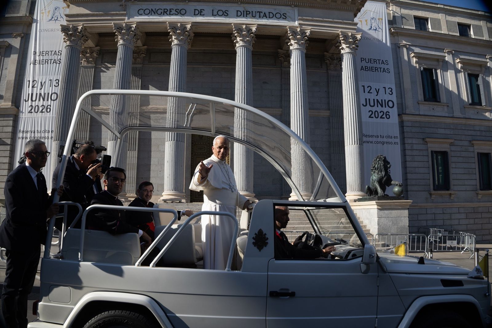 El Papa a su llegada al Congreso en el papamóvil