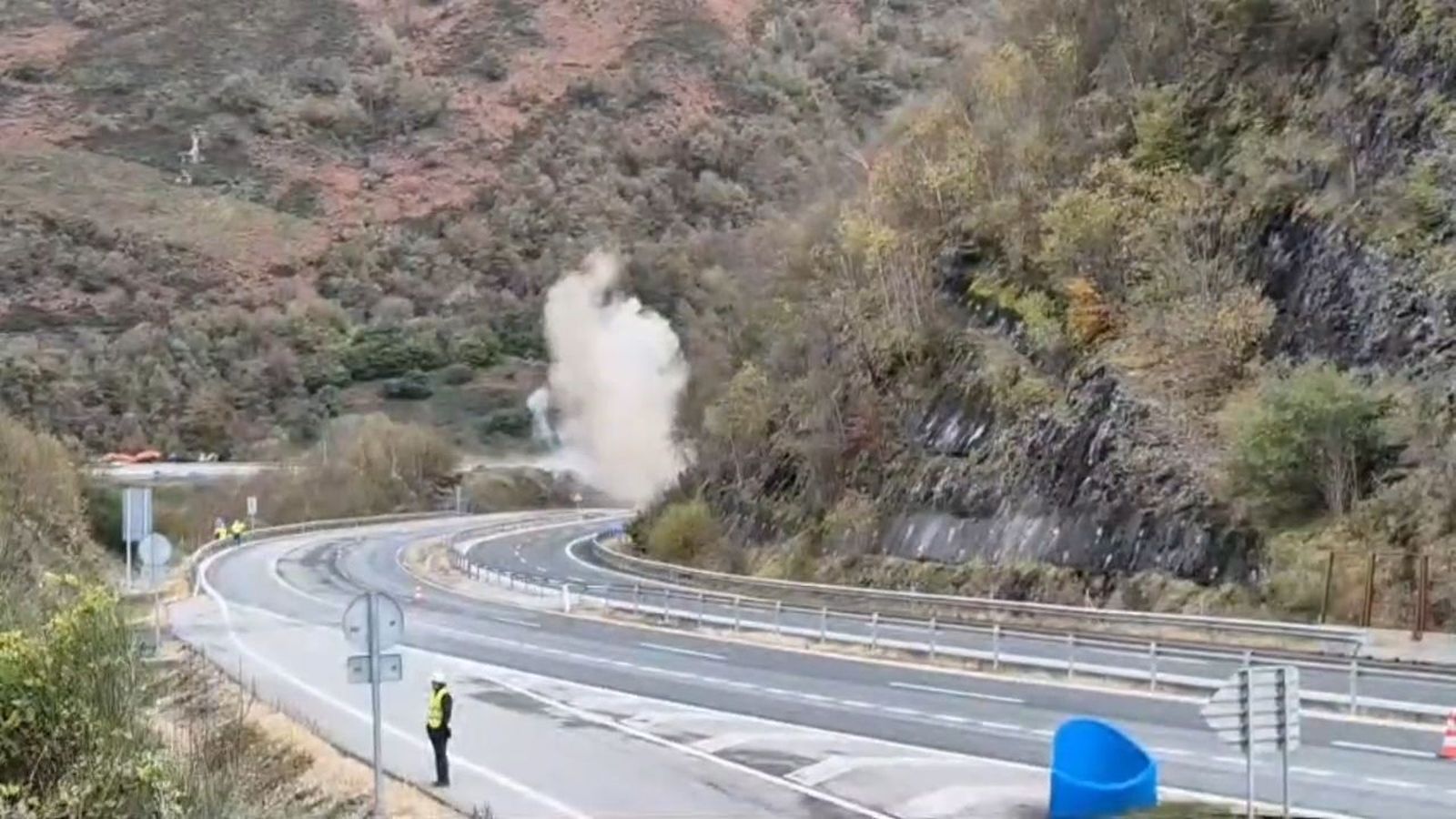 Voladura en la AP-66 bloqueada por desprendimientos de rocas