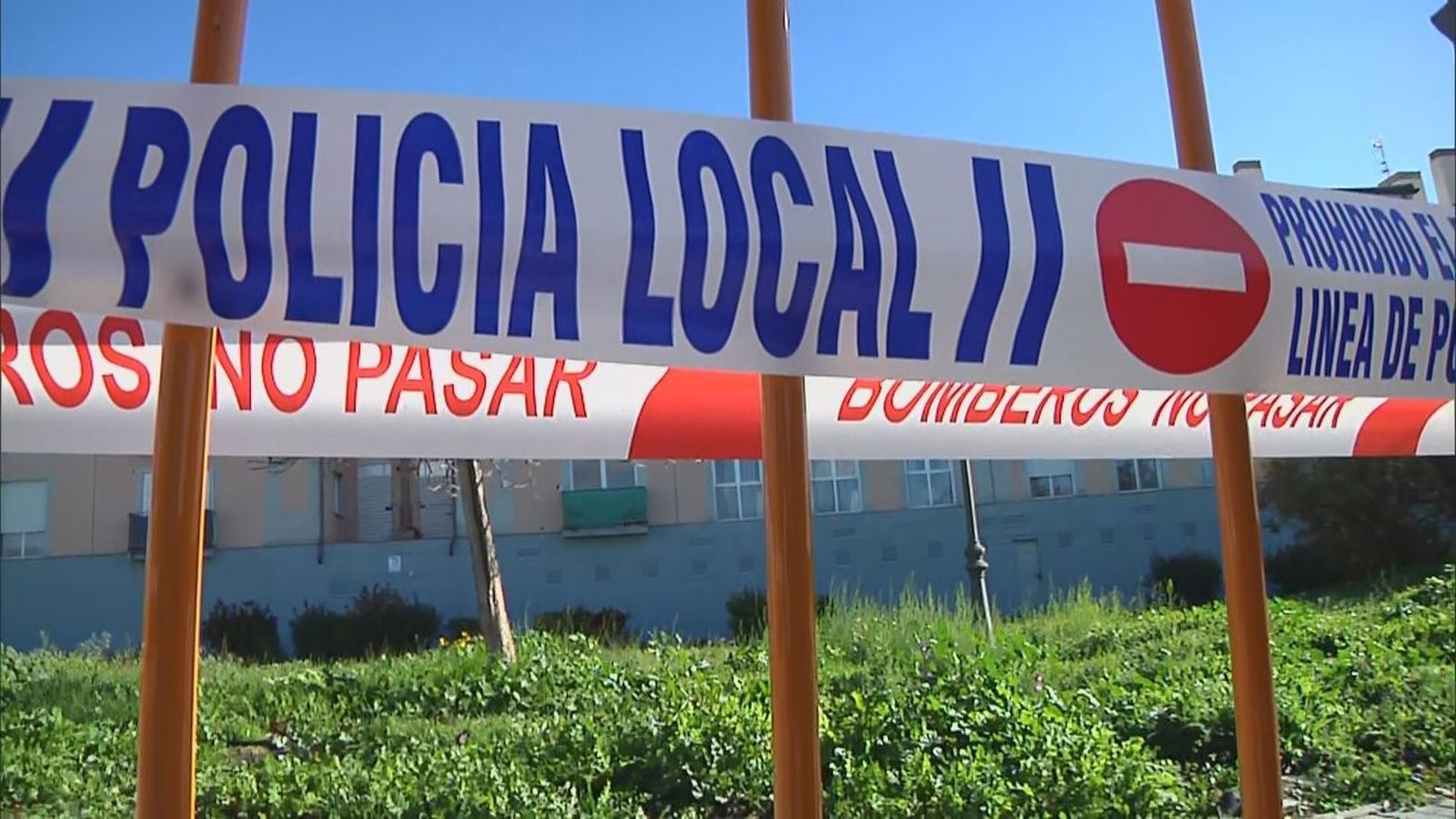 Precinto de la policía y bomberos en la zona del socavón de Aranjuez