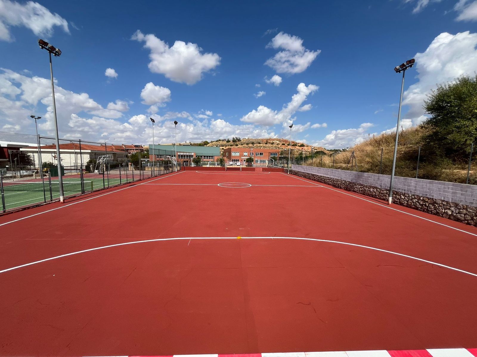 Exterior del polideportivo municipal de Campo Real