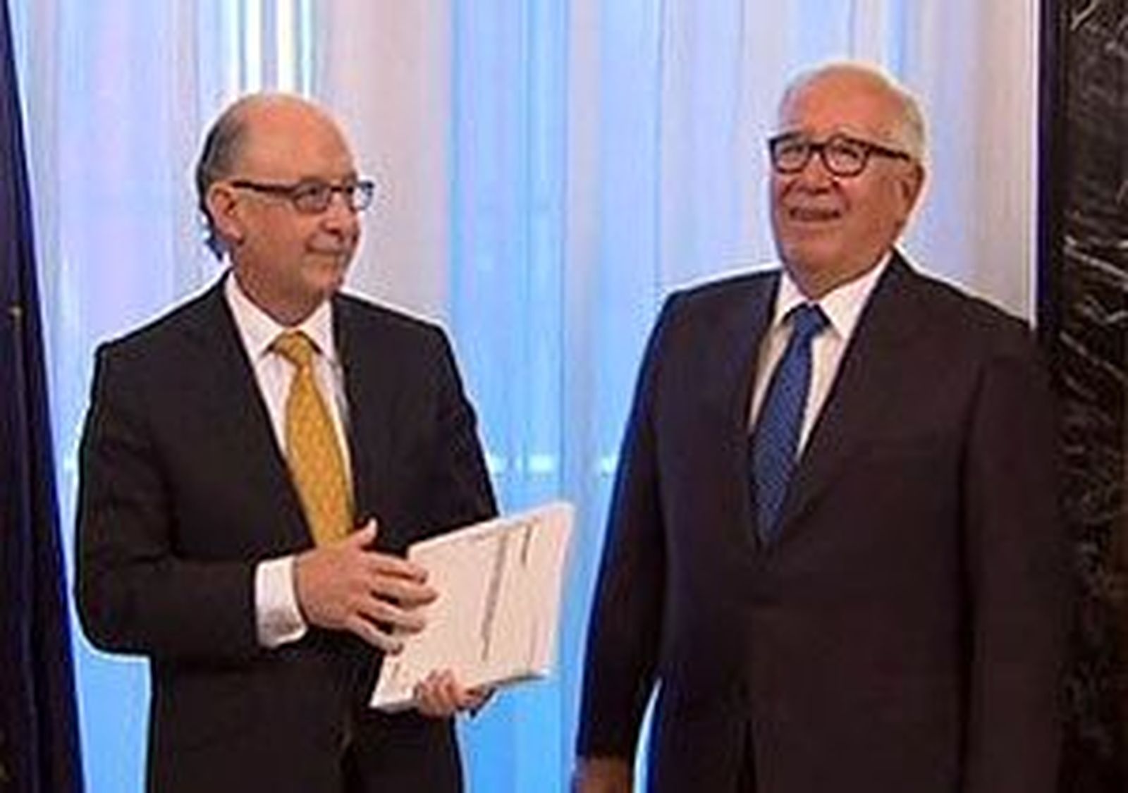 El comité de expertos entrega su propuesta de reforma fiscal al Gobierno