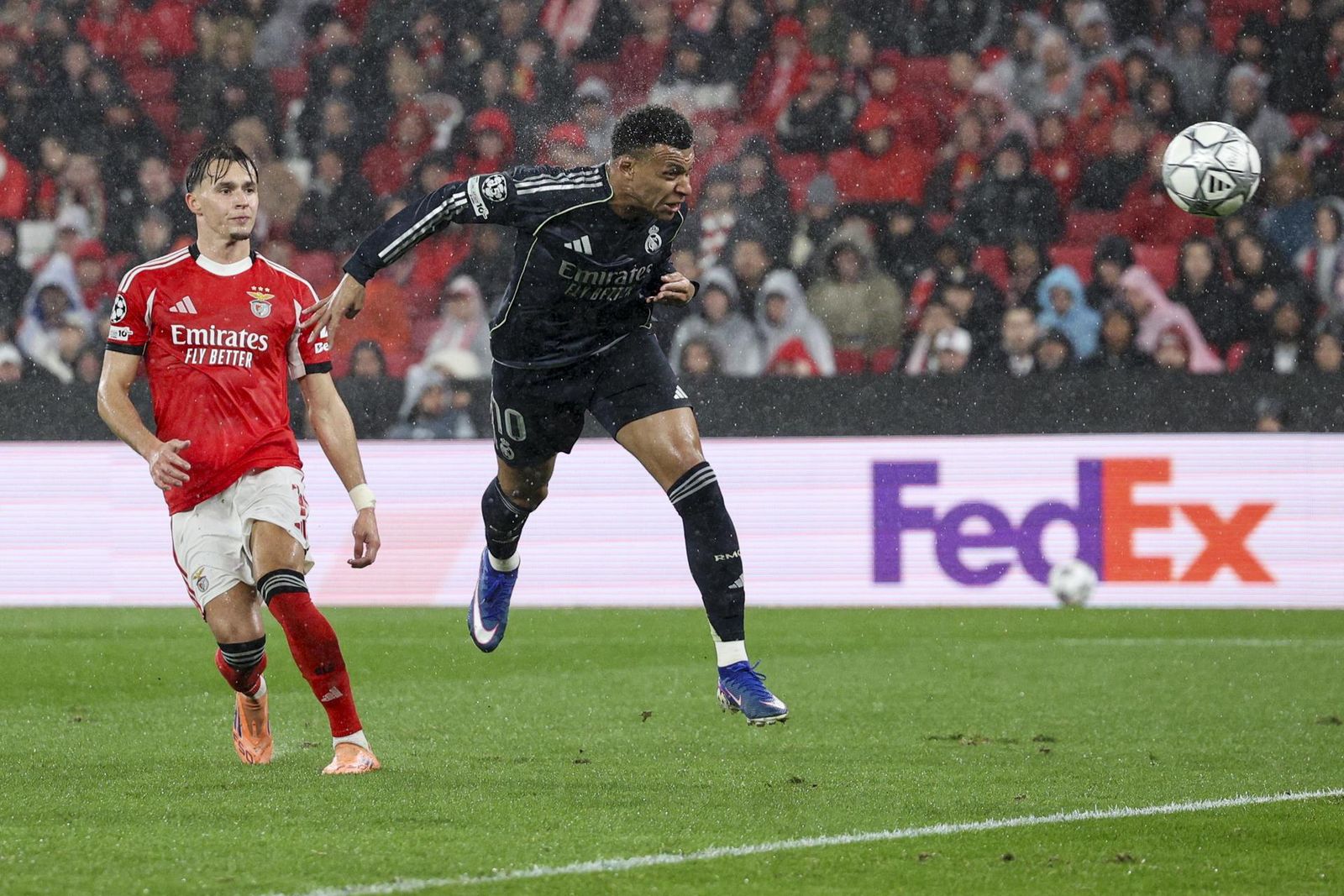 Mbappé marca de cabeza