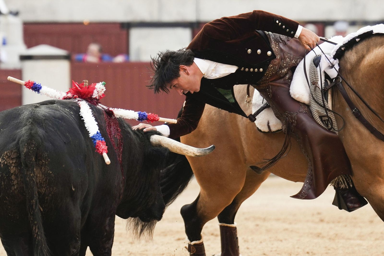 El rejoneador Diego Ventura en su faena durante la corrida de rejones en la plaza de toros de Las Ventas