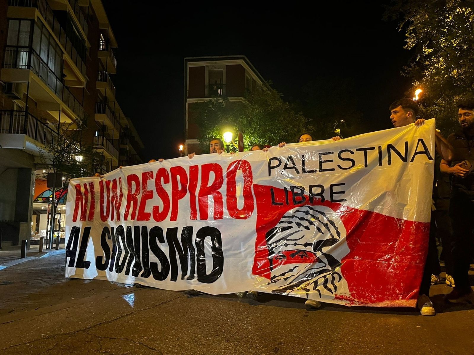 Manifestantes portan una pancarta en la que se lee "Ni un respiro al sionismo" y clamando por una "Palestina libre" en Lavapiés