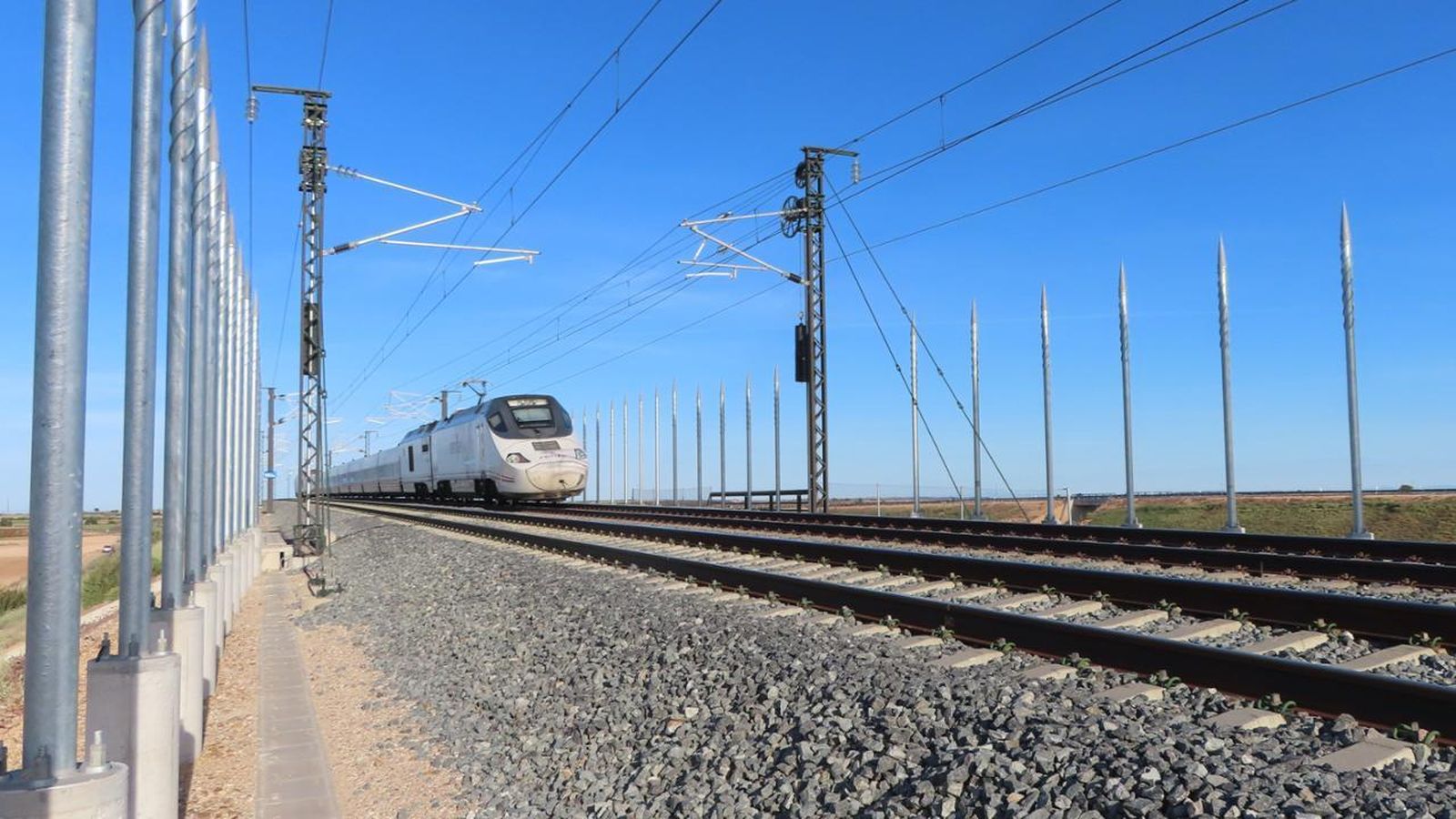 Barreras de protección a lo largo de un tramo ferroviario de alta velocidad