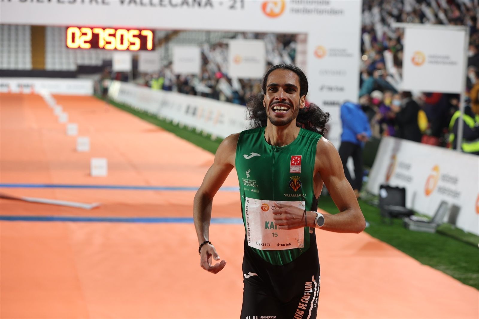 El atleta Mohamed Katir a su llegada a la meta de la Carrera de San Silvestre Vallecana Internacional 2021 en el Estadio de Vallecas