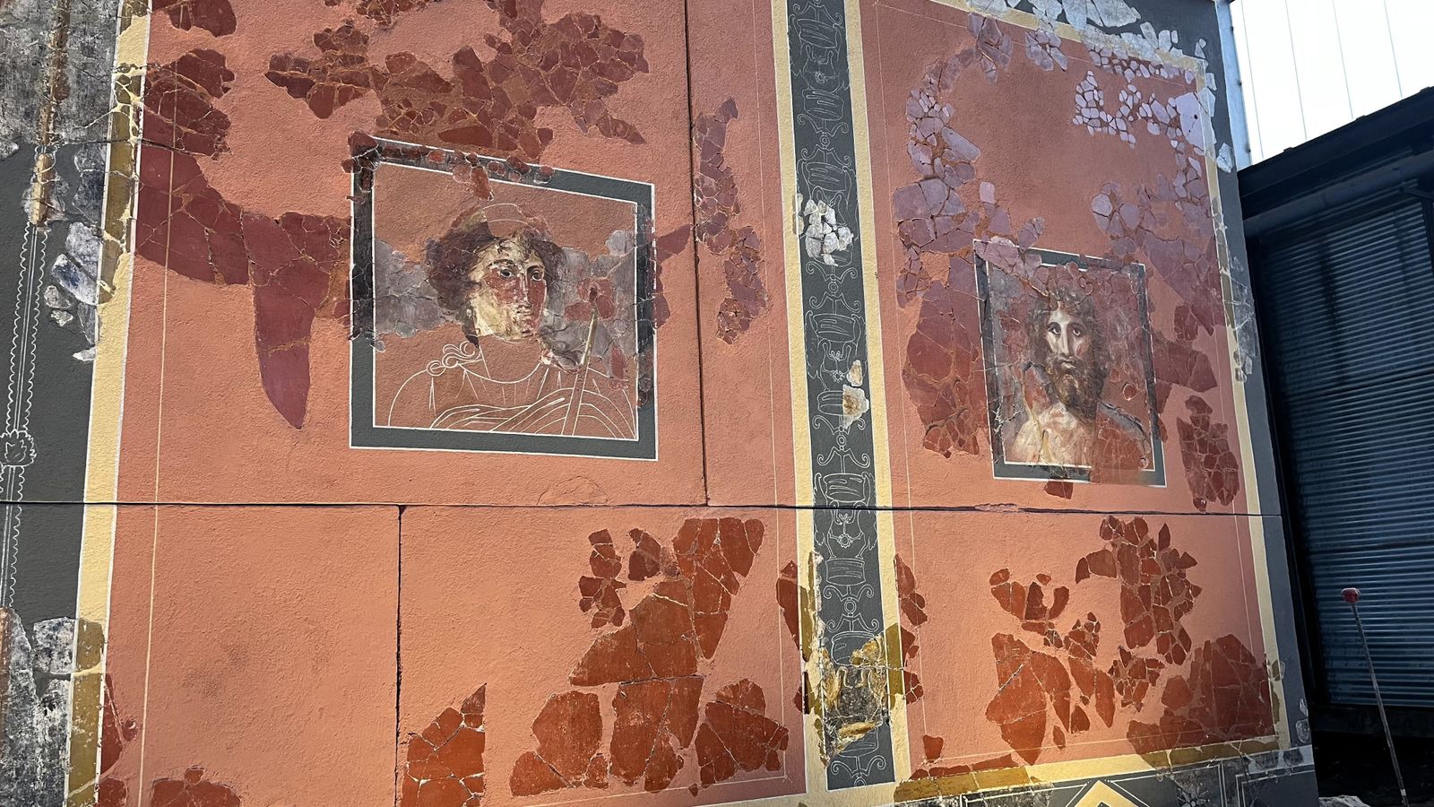 Pinturas murales recuperadas en  la Casa de los Grifos, Parque Arqueológico de Complutum,  Alcalá de Henares