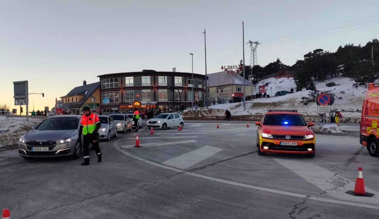 Tráfico cortar los accesos a Navacerrada y Cotos con los aparcamientos llenos