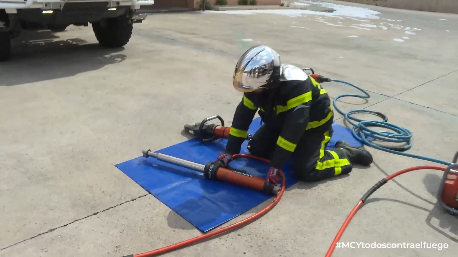¿Cómo se prepara un bombero para un incendio?