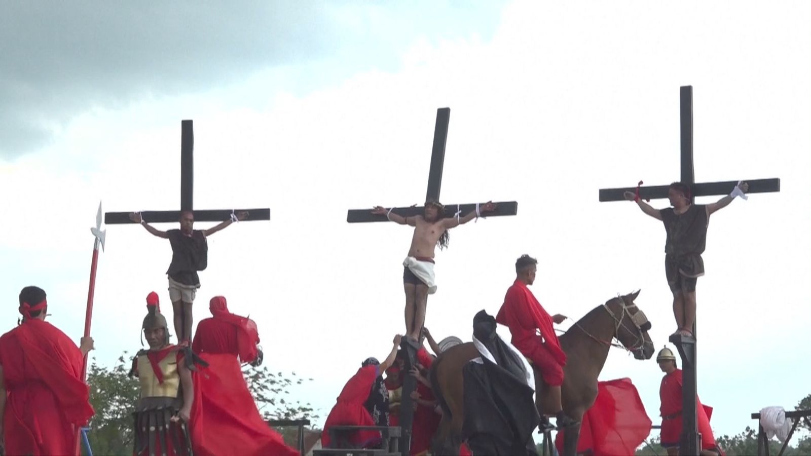 Los crucificados de Filipinas recrean con dolor y sangre la pasión de Cristo