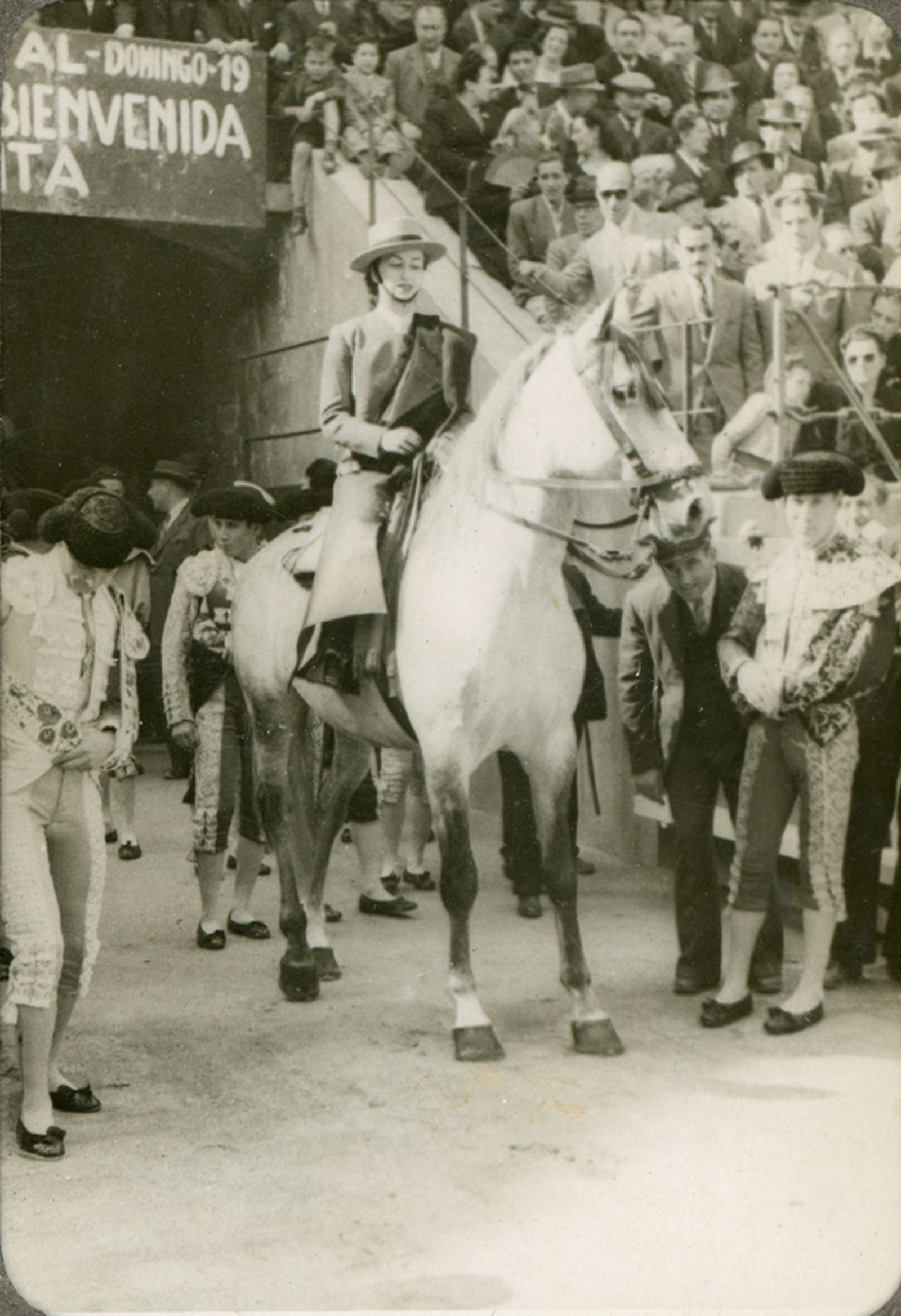 Conchita Cintrón y su cuadrilla en la plaza de toros de Santa María la Real de Nieva (Segovia, España)