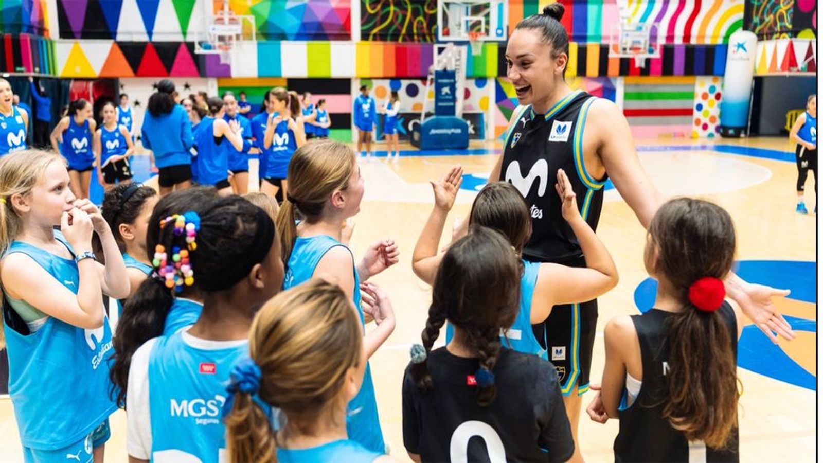 Estudiantes celebra la Jornada de la Mujer junto al primer equipo femenino y la cantera