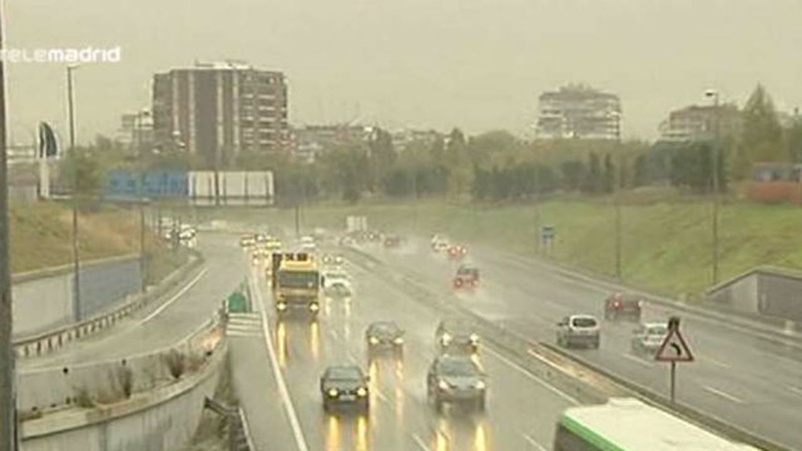 Tráfico con lluvia