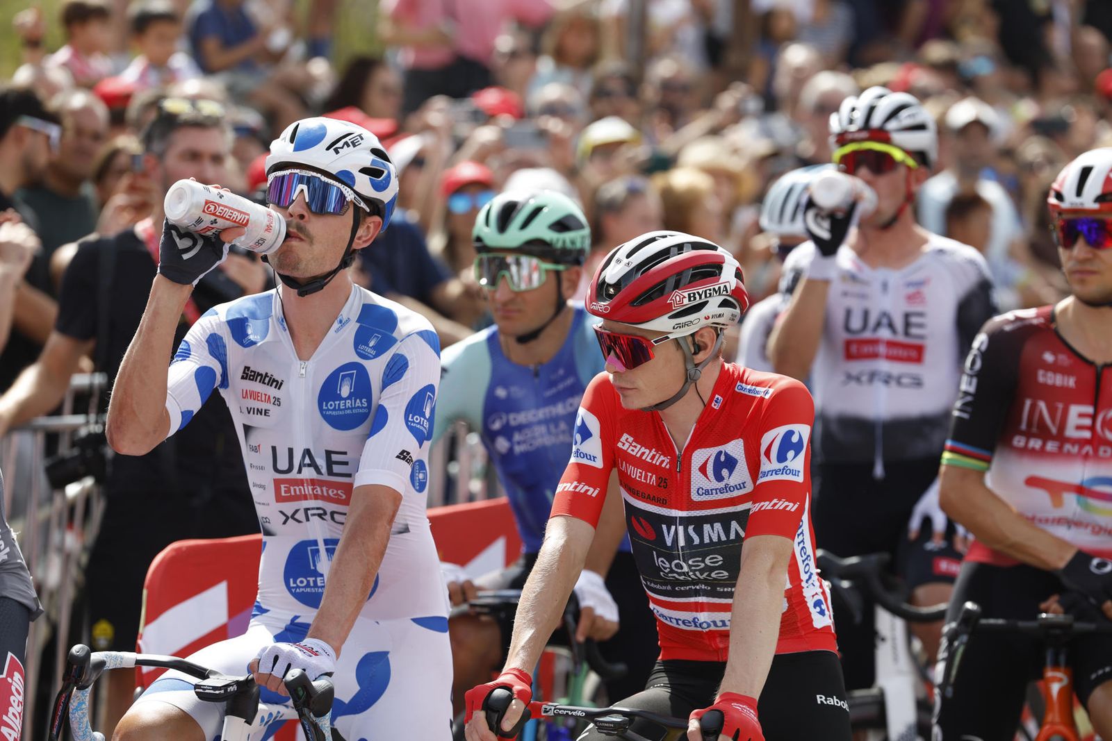 El líder de la clasificación general, Jonas Vingegaard (c), junto al líder de la Montaña, Jay Vine (i), antes de darse la salida de la vigésima etapa de La Vuelta a España