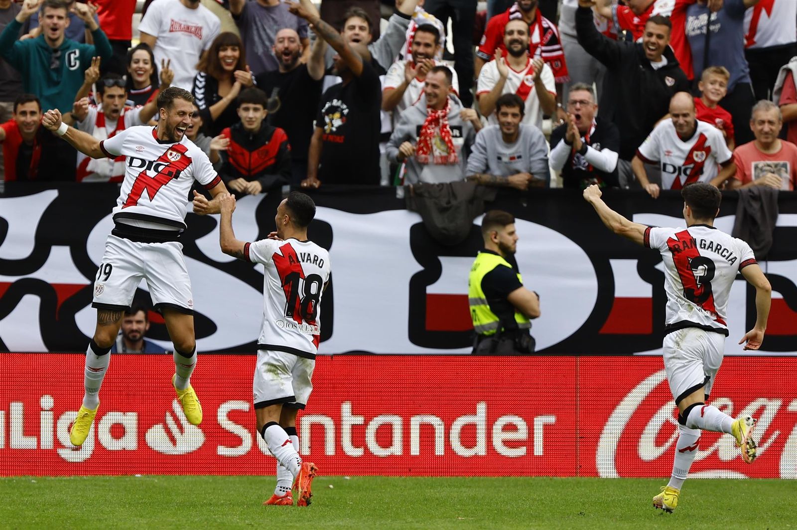 El defensa del Rayo Vallecano Florian Lejeune celebra tras marcar un gol durante el partido