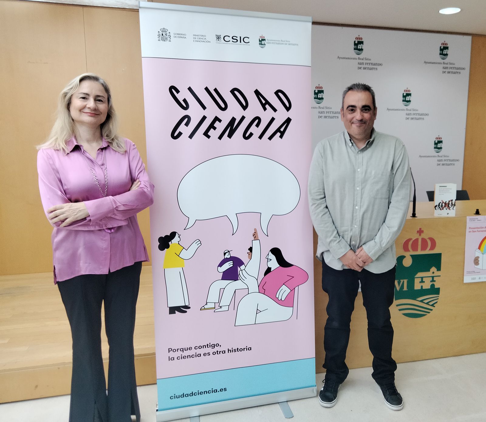 Pura Fernández, vicepresidenta adjunta de Cultura Científica y Ciencia Ciudadana del CSIC, y Francisco Javier Corpa,  alcalde de San Fernando de Henares,