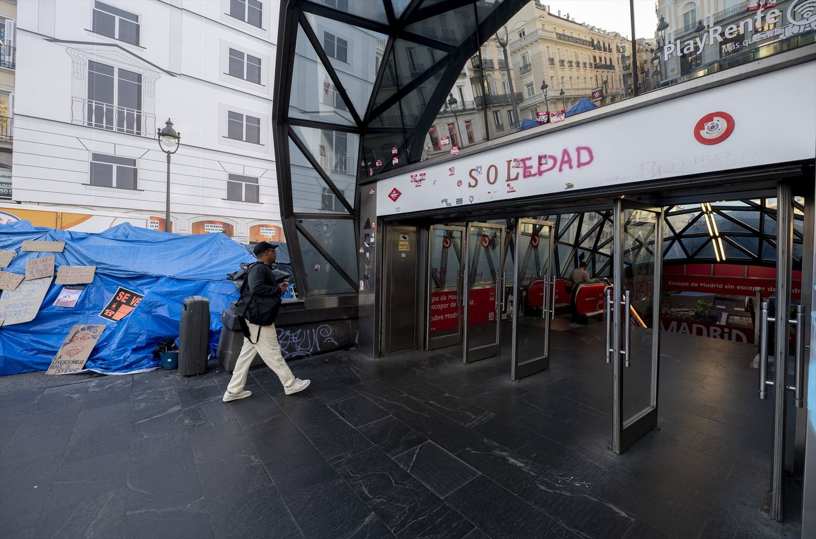 Acampada por la vivienda, en la Puerta del Sol