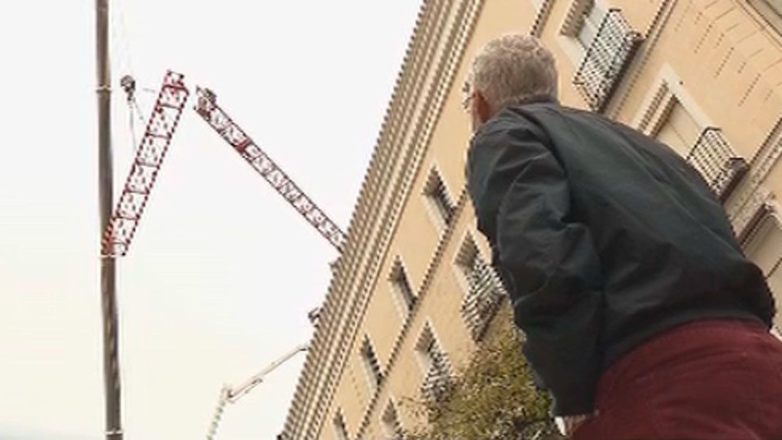 Los vecinos de la calle Lagasca vuelven a su casa tras quitar la grúa
